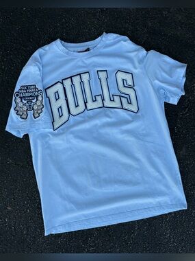 Pro Standard Light Blue Embroidered Heavyweight Chicago Bulls T-Shirt Size L